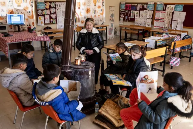 Köy okulunda bir öğretmen 