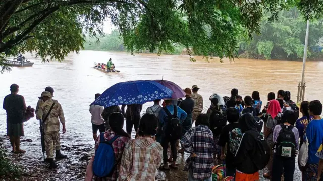 တိုက်ပွဲရှောင် ကရင်ကျောင်းသူကျောင်းသား ၁၀၀ ကျော်ကို ထိုင်းက နေရပ်ကို ပြန်ပို့