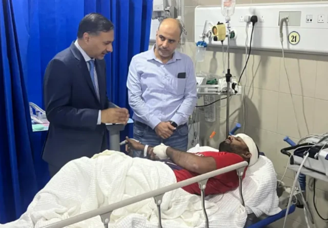 जखमींशी चर्चा करताना कुवेतमधील भारतीय राजदूत आदर्श स्वाइका.