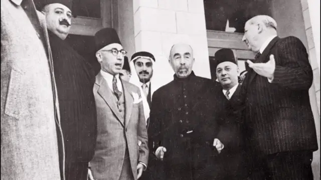الملك عبد الله ملك شرق الأردن، 10 مايو 1948 مع وزير الدفاع اللبناني، ورئيس الوزراء السوري، رئيس وزراء لبنان خلال اجتماع قبل أربعة أيام من بدء الحرب العربية الإسرائيلية الأولى.