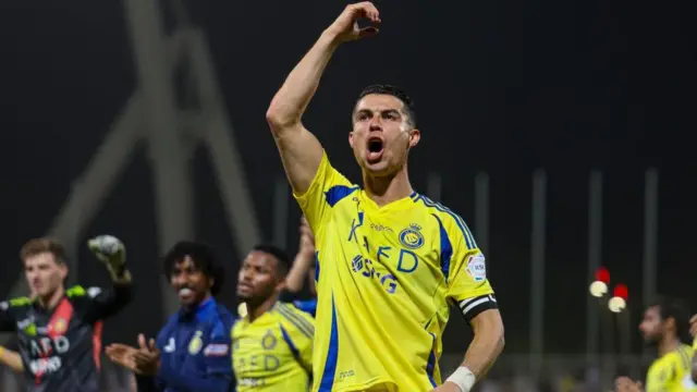 باشگاه استقلال به دلیل حضور این تیم در مرحله حذفی لیگ نخبگان آسیا و بازی مقابل النصر از فدراسیون فوتبال و سازمان لیگ خواستار به تعویق افتادن بازی شد، اما با این تقاضا موافقت نشد