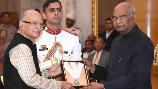 साल 2019 में तत्कालीन राष्ट्रपति रामनाथ कोविंद ने नानाजी देशमुख को मरणोपरांत सर्वोच्च नागरिक सम्मान भारत रत्न से नवाज़ा था, तस्वीर में दीनदयाल रिसर्च इंस्टिट्यूट के चेयरमैन वीरेंद्रजीत सिंह ये सम्मान ग्रहण कर रहे हैं