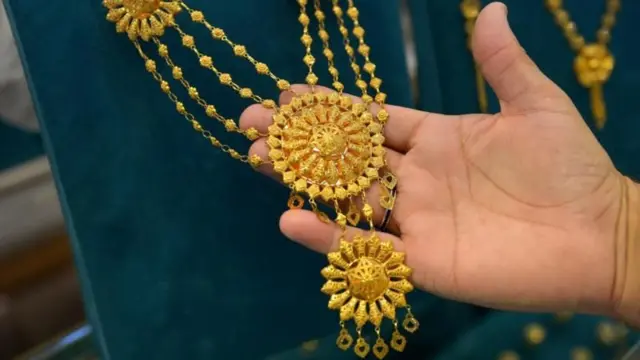 सुन पसलमा गहना हेर्दै गरेका एक ग्राहकले सुम्सुम्याइरहेका गहना