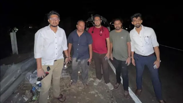 තුවාලකරුවන්ට ප්‍රතිකාර කළ වෛද්‍ය පාලිත රාජපක්ෂ ඇතුළු වෛද්‍ය කණ්ඩායමෙන් කොටසක්