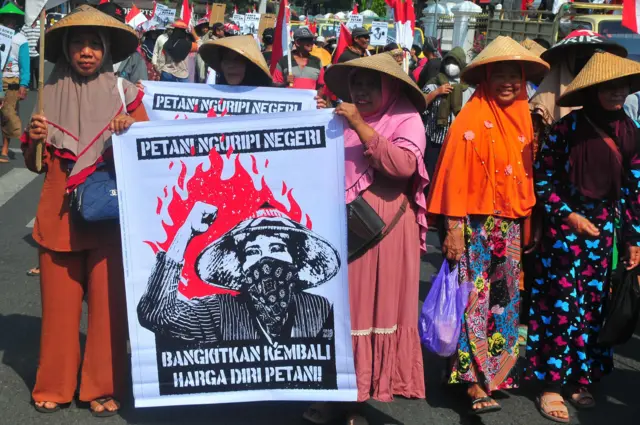 Sejumlah petani membentangkan poster saat aksi menyambut Hari Tani Nasional di Alun-alun Pati, Jawa Tengah, Jumat (20/9/2024). Aksi yang diikuti ratusan petani dari Jaringan Masyarakat Peduli Pegunungan Kendeng (JMPPK) itu dalam rangka menyambut Hari Tani Nasional sekaligus menyuarakan hak-hak petani seperti hak untuk mendapatkan kesejahteraan, penghidupan yang layak serta hak untuk mendapatkan keadilan dan perlindungan hukum sebagai pemulia tanaman.