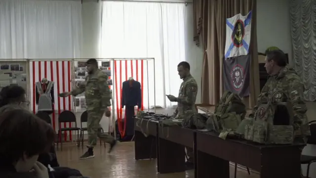 Mercenário do Wagner foram à escola em Karabash mostrar armas e minas às crianças 