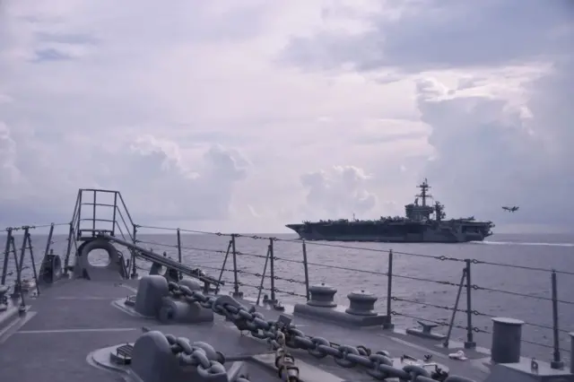 Tàu sân bay USS George Washington huấn luyện cùng tàu khu trục JS Yūdachi của Lực lượng Phòng vệ Hàng hải Nhật Bản vào ngày 24/7/2026