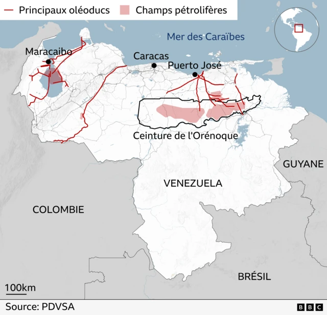 Une carte du Venezuela montrant ses frontières avec la Colombie, le Brésil et la Guyane. À l'intérieur de la partie vénézuélienne de la carte, on voit les principaux oléoducs et champs pétrolifères. La ceinture de l'Orénoque, dans la partie centrale, est indiquée.