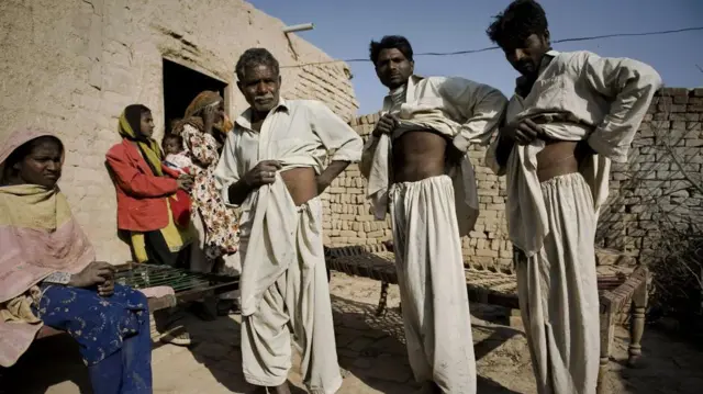 দারিদ্রের কারণে পাকিস্তানের রাওয়ালপিন্ডির এই পরবিারের পুরুষরা তাদের একটি করে কডিনি বিক্রি করতে বাধ্য হয়েছেন।