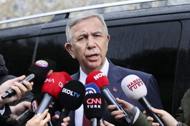Ankara Büyükşehir Belediye Başkanı Mansur Yavaş gazetecilerin sorularını yanıtlarken