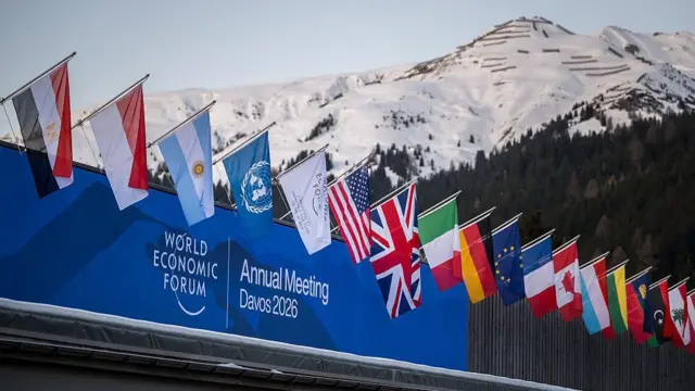أعلام الدول المشاركة في منتدى دافوس في دورة عام 2026.