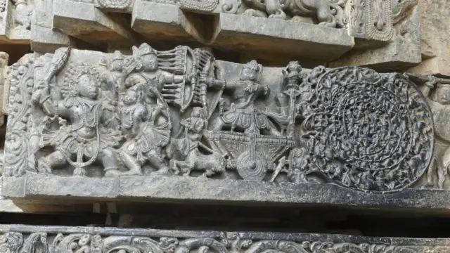 देवळं किंवा कॅथिड्रलसारख्या धार्मिक स्थळांवर कोरलेली अथवा चित्रित केलेली लॅबिरिन्थ सापडतात.