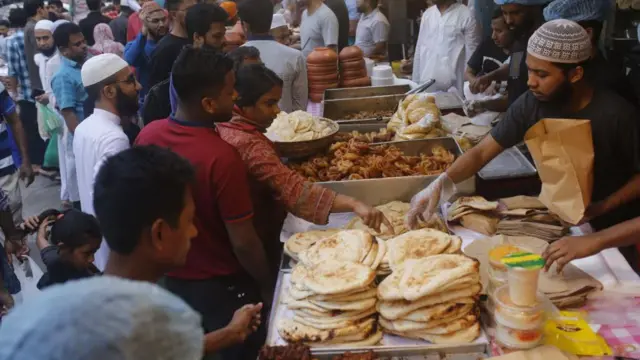অতিরিক্ত দ্রব্যমূল্যে এবার ইফতার সামগ্রী কিনতে হিমশিম খাচ্ছে সাধারণ মানুষ