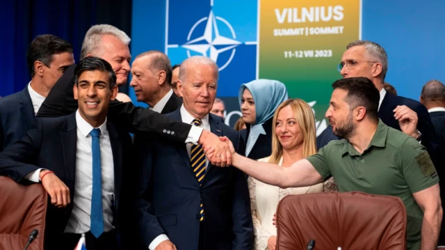 الرئيس الأوكراني فولوديمير زيلينسكي والرئيس الليتواني جيتاناس نوسيدا في قمة الناتو في يوليو/حزيران 