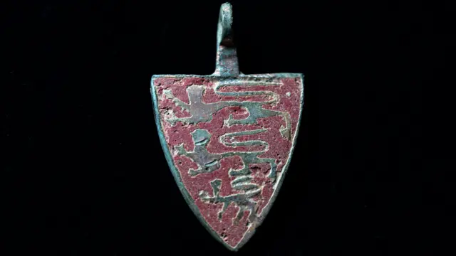 Pingente de ouro com "três leões", dos séculos 13 e 14