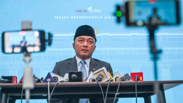 Mensesneg Prasetyo Hadi memberikan keterangan pers di ruang media, kompleks Istana Kepresidenan, Jakarta, Rabu (22/7/2026).