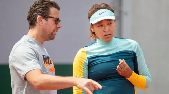 اوساکا و فیست (چپ) قبل از شروع همکاری مجدد، به مدت سه سال از ۲۰۱۹ تا ۲۰۲۲ باهم کار می‌کردند