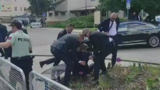 حراس أمن رئيس الوزراء روبرت فيكو يساعدونه على النهوض بعد إطلاق النار عليه