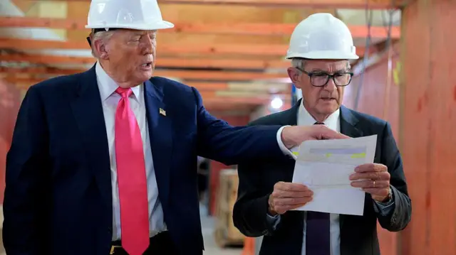 फेडरल रिजर्व के चेयरमैन जेरोम पॉवेल (दाएं) पर ट्रंप के साथ