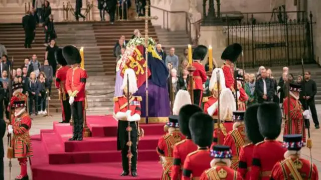 K﻿raliçe 2. Elizabeth'in Westminster Salonu'ndaki cenazesi