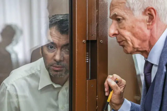 Григорий Мельконьянц и его адвокат Михаил Бирюков