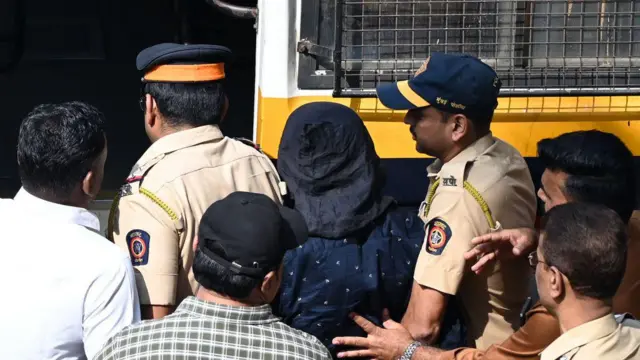 सैफ़ पर हमला करने के संदिग्ध को ले जाती पुलिस