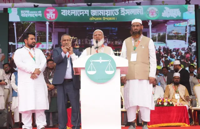 এনসিপি নেতা নাহিদ ইসলাম, জামায়াত নেতা সৈয়দ আবদুল্লাহ মো. তাহের এবং জামায়ত আমির শফিকুর রহমান; বাংলাদেশ খেলাফতে মজলিস নেতা মামুনুল হক 