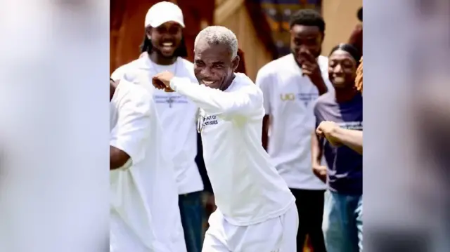 Dr Ofosu wit some of im students