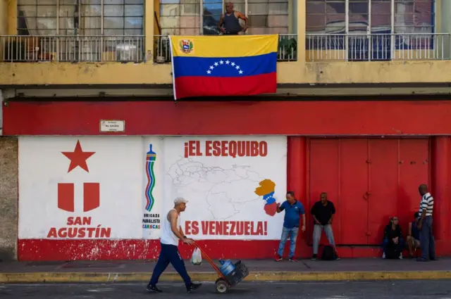 pintura na parede que diz que o Essequibo faz parte da Venezuela