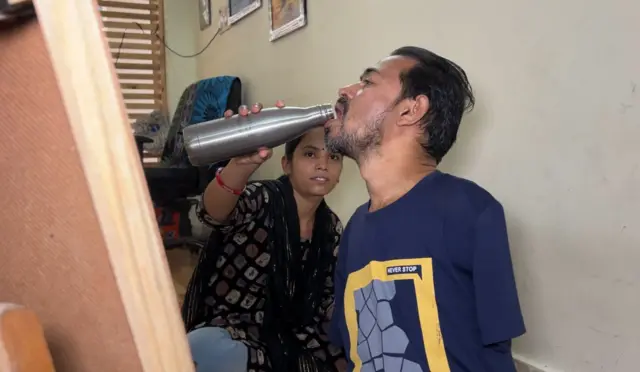 મનોજ પત્ની ભાવના સાથે