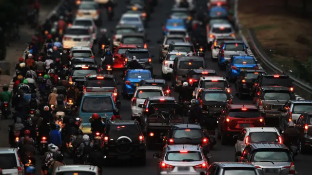 antrean mobil dalam kemacetan