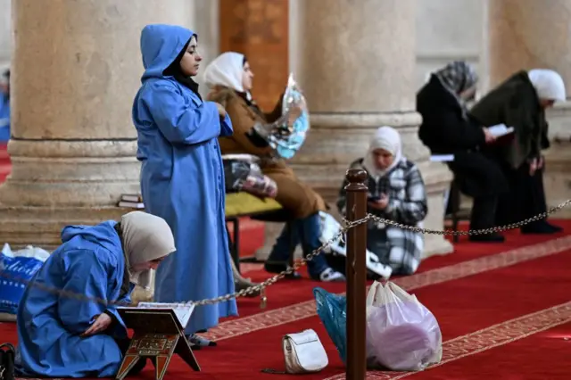 سيدة تصلي في المسجد الأموي في دمشق