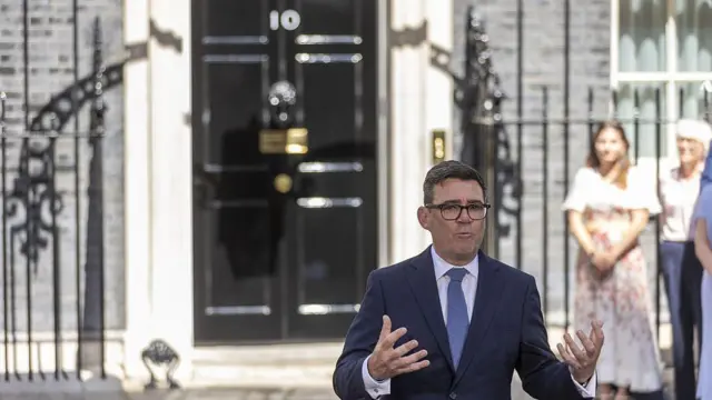 Perdana Menteri UK yang baru, Andy Burnham, menyampaikan pidato perdananya di depan 10 Downing Street, London pusat, setelah diminta Raja Charles III untuk membentuk pemerintahan baru pada 20 Juli 2026.