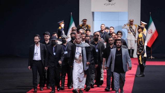 وفد من اليمن يدخل إلى القاعة التي يتواجد بها جثمان خامنئي