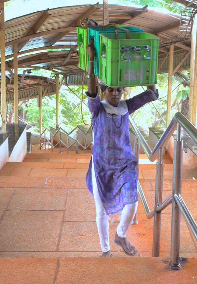 తినుబండారాల దుకాణాల దగ్గరకు సరకులు చేర్చే కూలీల జీవనచిత్రం