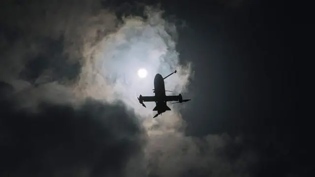 Дрон-перехватчик на фоне просвета солнца среди туч