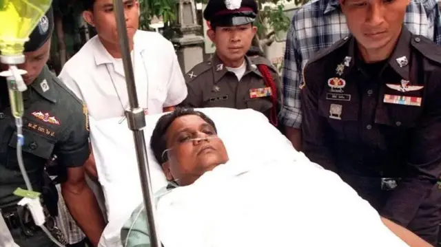 হাসপাতালে নিয়ে জাওয়া হচ্ছে ছোটা রাজনকে।