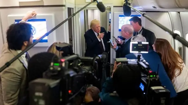 トランプ氏が右手で記者団に向けて指差しながら、口を開いている