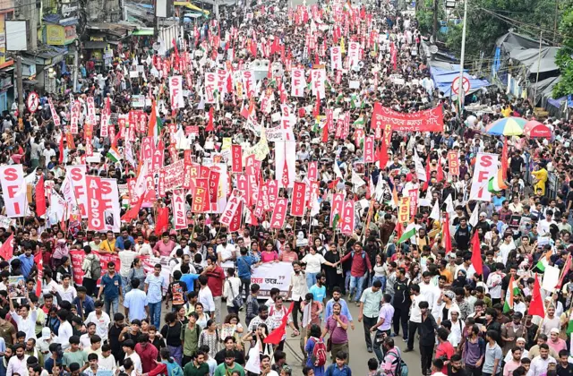কলকাতায় শুক্রবার বিভিন্ন ছাত্র সংগঠনের বিক্ষোভকারীরা ব্যানার ও পতাকা হাতে নিয়ে, দিল্লির যন্তর মন্তরে সিজেপির আন্দোলনের প্রতি সমর্থন জানায়