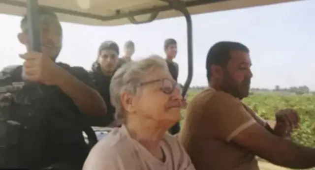 हमास चरमपंथियों के कब्जे में एक 85 साल की वयोवृद्ध महिला याफ़ा अदार हैं.