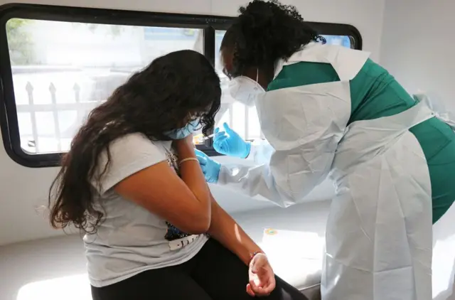 Delores Fye, enfermera práctica titulada de UM Health, en el Centro de Estudios Haitianos en el barrio de Little Haiti en Miami, 18 de mayo de 2021.