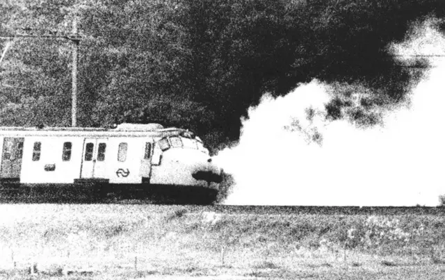Foto arsip ini, yang diambil pada 11 Mei 1977, menunjukkan asap mengepul keluar dari kereta api selama krisis pembajakan di dekat kota De Punt, Belanda. Pengadilan Belanda pada 1 Februari 2017 memerintahkan penyelidikan mendalam atas kematian dua penyandera asal Maluku pada tahun 1977 yang menurut keluarga mereka dieksekusi dari jarak dekat oleh marinir saat mereka menyerbu kereta api yang dibajak. 