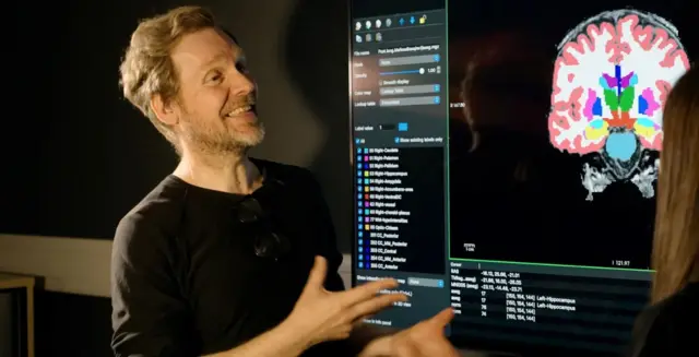 يشرح ثورستن بارنهوفر، أستاذ علم النفس الإكلينيكي، كيف يمكن لليقظة الذهنية أن تشكل الدماغ