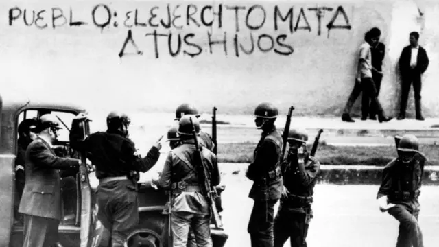 militares resguardan un lugar donde en 1968 hubo un enfrentamiento entre policías y estudiantes.