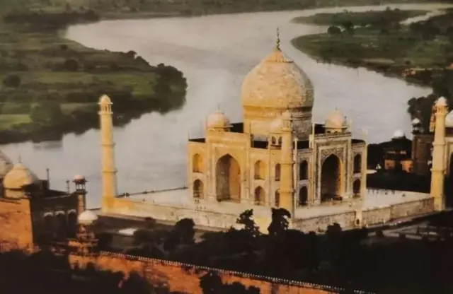 தாஜ்மஹாலைக் கட்டிய தொழிலாளர்களின் கைகளை ஷாஜஹான் வெட்டினாரா?