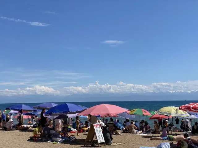 Жээктеги аралыкты сактабай эс алып жаткандар