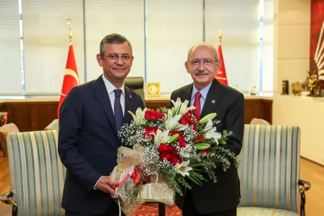 CHP'nin Kasım 2023'teki kongresi sonrası Kılıçdaroğlu koltuğu Özel'e bırakıyor. İki lider birlikte çiçek tutarak poz veriyor