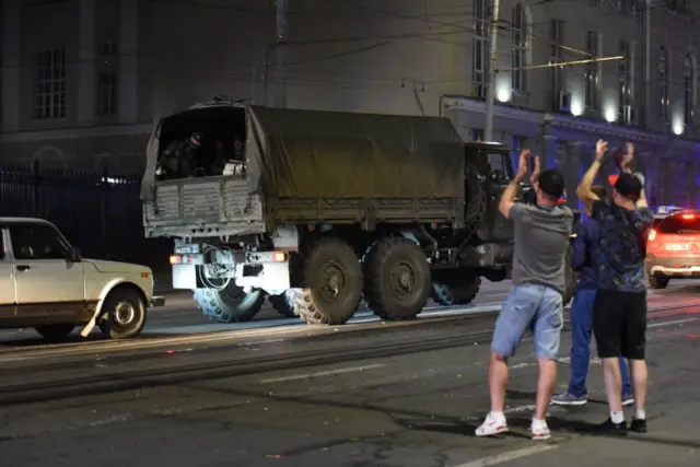 duas pessoas aplaudindo o grupo Wagner na rua