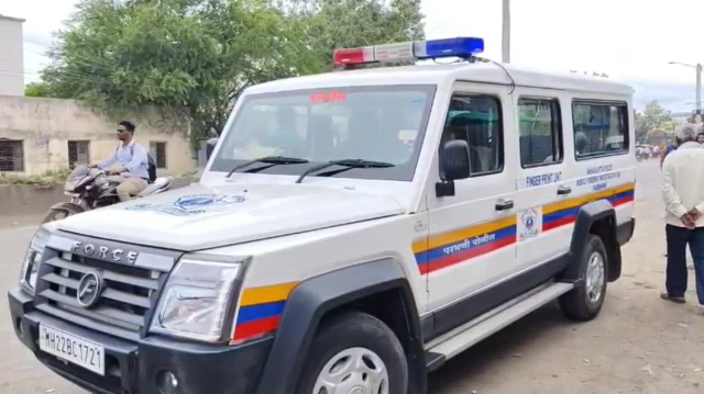 पाथरी-सेलू राष्ट्रीय महामार्गावर देवनांद्रा शिवारात ही घटना घडली. 