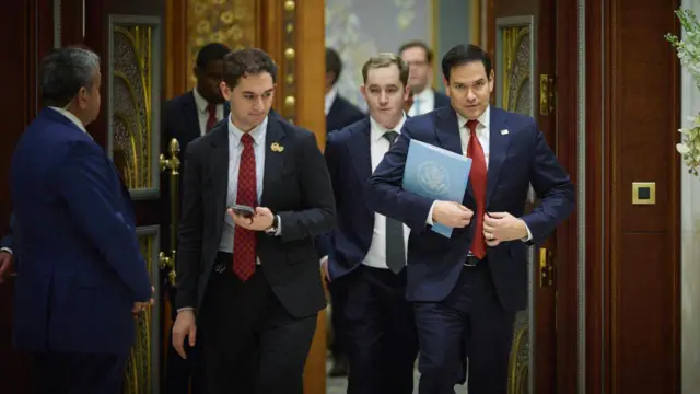 АКШ мамлекеттик катчысы Марко Рубио, улуттук коопсуздук маселелери боюнча Трамптын кеңешчиси Майк Уолтц сүйлөшүүгө катышты